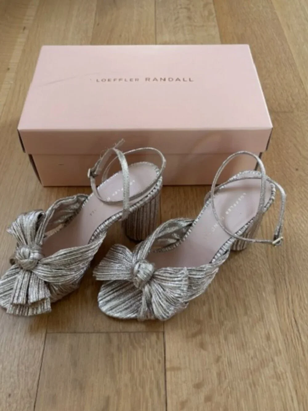 BEAUTIFUL Loeffer Randall Camellia in CHAMPAGNE - Size 7
